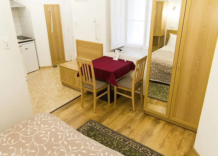 Authentic Akacfa Daire