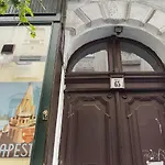 Apartamento Authentic Akacfa *